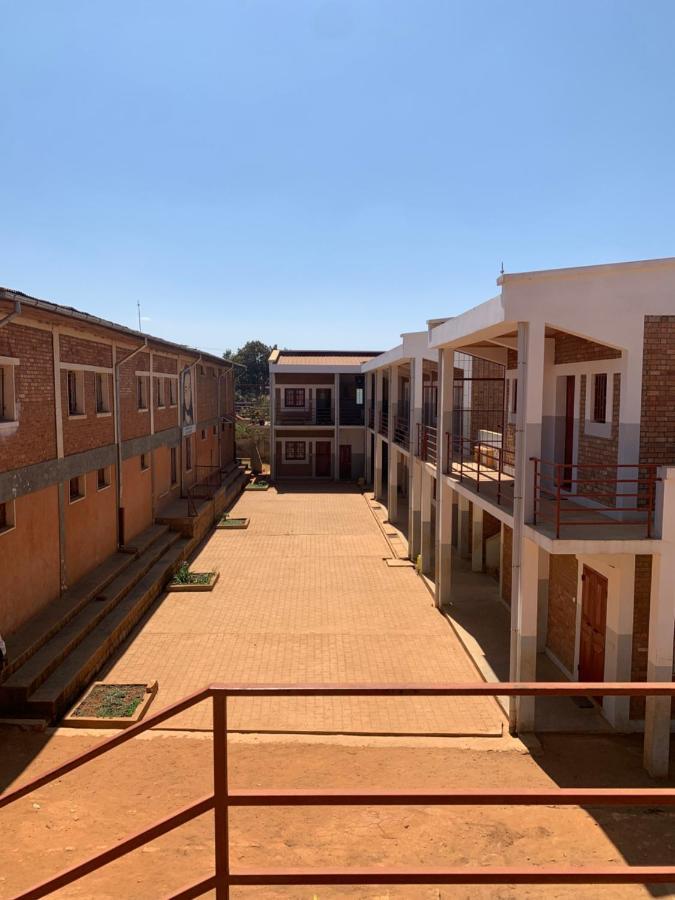 Lycee Picot De Cloriviere Dont Les Revenus Financent L'Education Des Eleves Apartment Antsirabe Bagian luar foto