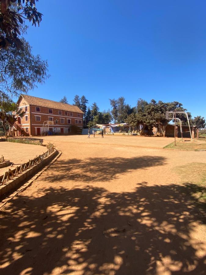 Lycee Picot De Cloriviere Dont Les Revenus Financent L'Education Des Eleves Apartment Antsirabe Bagian luar foto